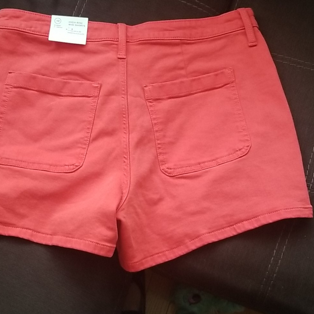 Red shorts - Picture 3 of 5
